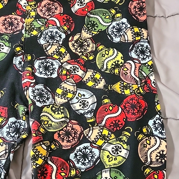 LulaRoe 2 Pair leggings tall and curvy, snowflakes & ornaments. - Picture 8 of 10